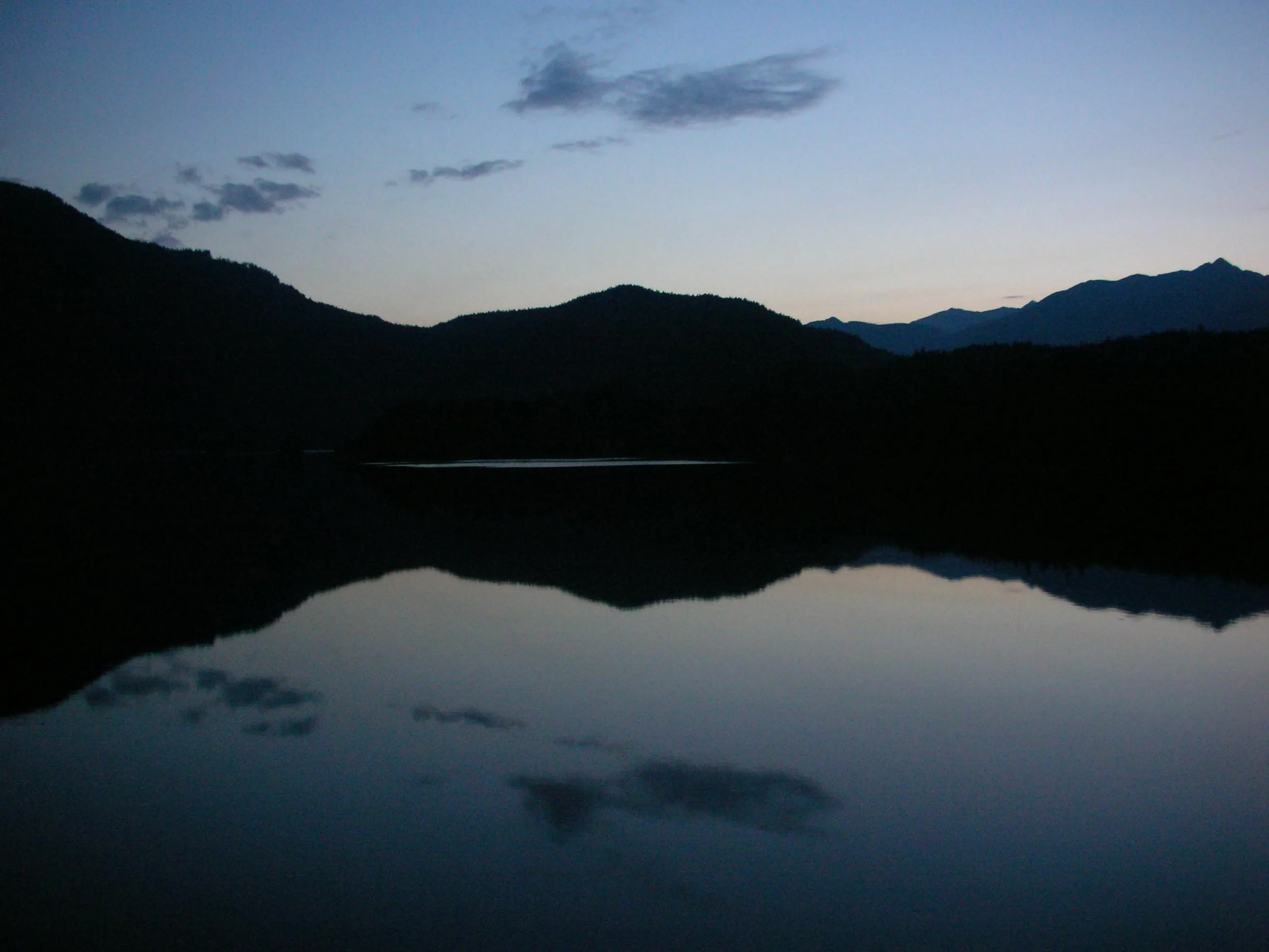 Bergsee in der Abenddämmerung