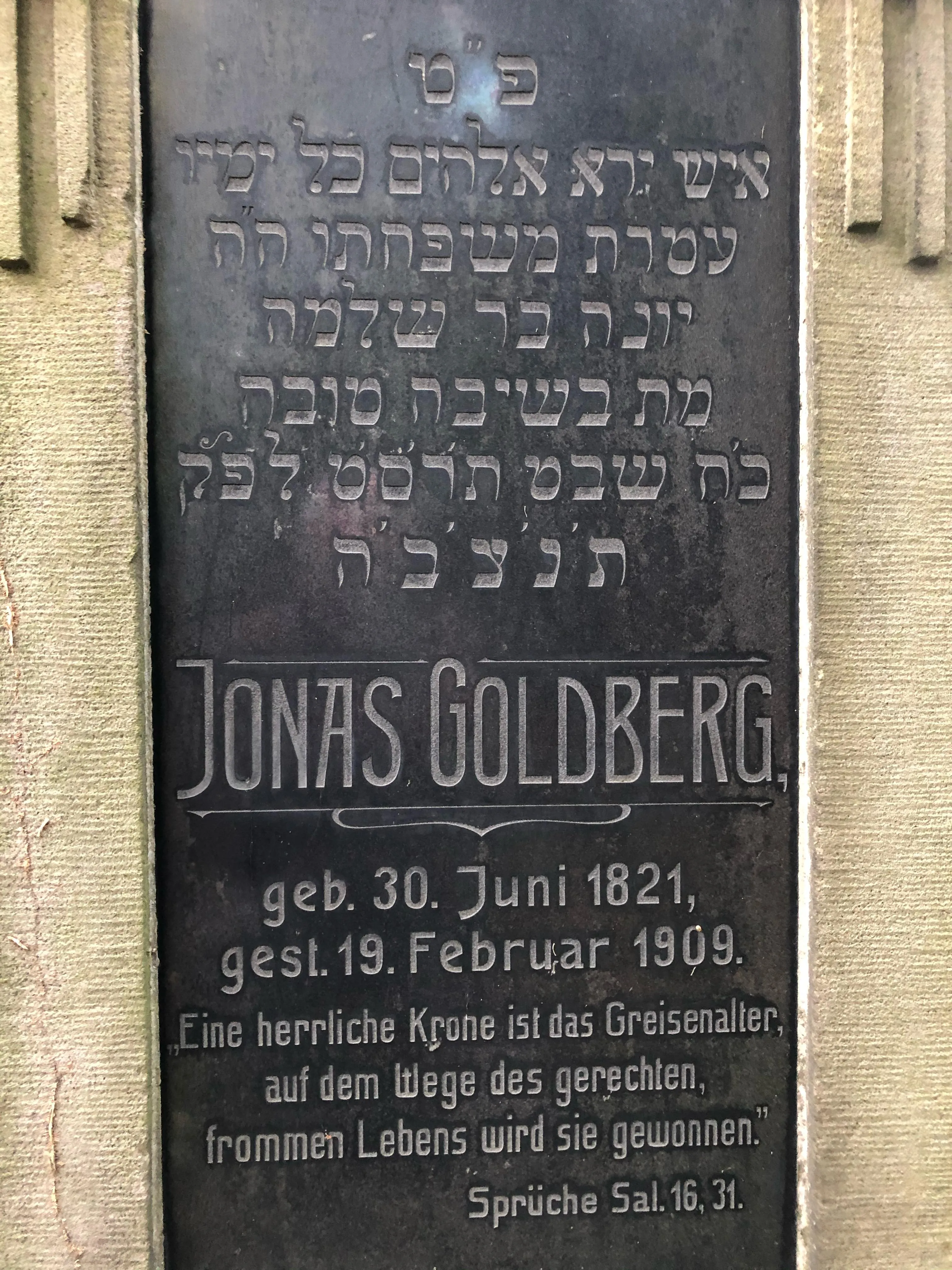 Grabstein Jonas Goldberg (geb. 1821, gest. 1909): „Eine herrliche Krone ist das Greisenalter“